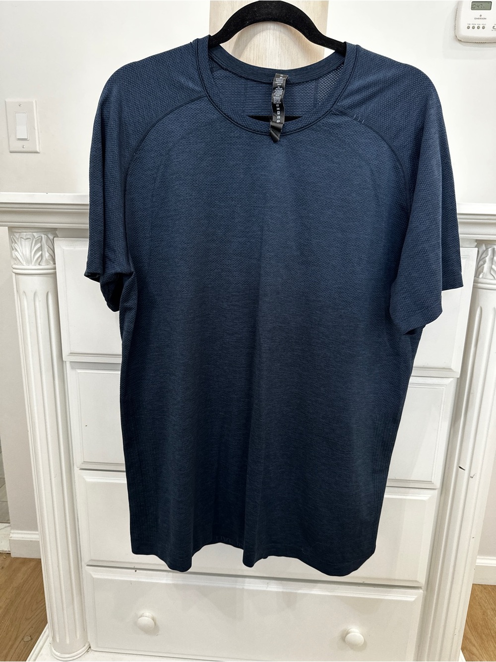 Lululemon Metal Vent Tech Shirt 🤍
Size XL